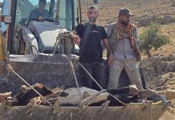 Ayağı kırılan 500 kiloluk ineği, sedyeyle 2 kilometre taşıdılar