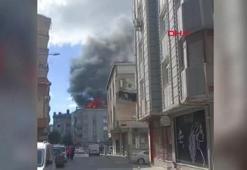 Sultangazi'de 5 katlı binanın çatı katında yangın
