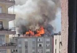 Bağcılar'da pide fırının bacasında çıkan kıvılcımlar binanın çatısını yaktı
