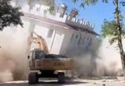 Diyarbakır'da depremde hasar gören eski emniyet binasının yıkımı yapıldı