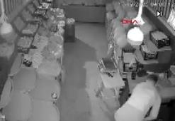 Manavda 2 saat arayla hırsızlık; para bulamayınca meyve çaldılar