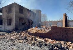 Antalya'da çalılık alanda çıkan yangın evlere sıçradı