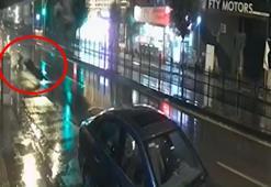 Sürüklenen motosikletlinin otomobilin altına girdiği kaza kamerada
