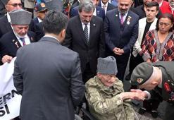 Samsun'daki törenlere tekerlekli sandalyesiyle katılan 87 yaşındaki 'Kore Gazisi'ne vefa