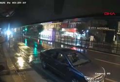 Sürüklenen motosikletlinin otomobilin altına girdiği kaza kamerada