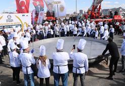Afyon'da 1930 kilo ağırlığındaki sucuklu yumurtayla dünya rekoru kırıldı