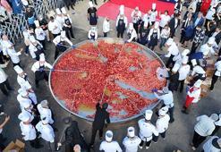 Afyon'da 1930 kilo ağırlığındaki sucuklu yumurtayla dünya rekoru kırıldı