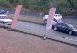 Yaya için durdurulan otomobile, başka araç çarptı; kaza kamerada