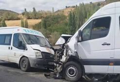 Minibüsler çarpıştı; 13 yaralı