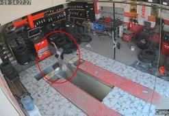 Oto lastikçide çalışan çırağın tamir çukuruna düştüğü anlar kamerada