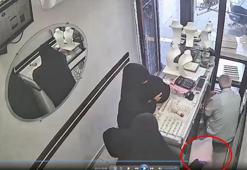 Kuyumcunun dikkatini dağıtıp, 2,5 kilogram altın çaldılar