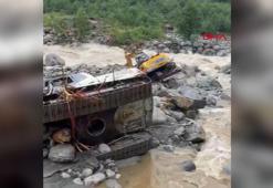 Rize'de iş makineleri devrildi, bungalovları sel vurdu