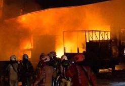 Başakşehir'de sanayi bölgesinde kargo deposunda yangın; çok sayıda araç zarar gördü