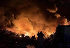 Hatay'da hurdalıktaki yangın, ağaçları yaktı