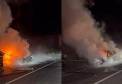 Seyir halindeyken alev alan otomobil kullanılamaz hale geldi