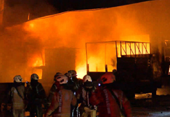 Başakşehir'de sanayi bölgesinde kargo deposunda yangın; çok sayıda araç zarar gördü