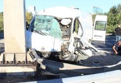 Ümraniye'de bariyere çarpan panelvan minibüsün şoförü yaralandı