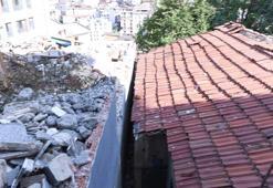 'Çürük' raporlu bina yıkıldı, yanındaki gecekondu nedeniyle evleri yapılamıyor