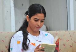 Mevsimlik işçilerin çocukları arkadaşlarından geri kalmamak için çadırda ders çalışıyor