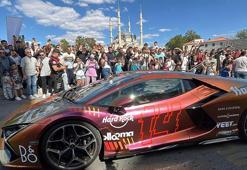 Ralli sürücüleri, otomobilleriyle Selimiye Camisi’nin çevresinde tur attı