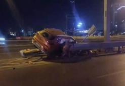 Ataşehir TEM bağlantı yolunda otomobil bariyere çarptı: 1'i ağır 3 yaralı