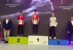 Öğretmeninin tavsiyesiyle başladığı bilek güreşinde 15 yaşında dünya şampiyonu oldu