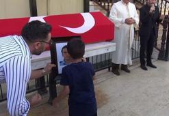 Kalp krizinden ölen polis babasını son yolculuğuna fotoğrafını öpüp, uğurladı