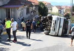 Pendik'te traktör yüklü kamyon, gecekondu ve iki otomobile çarparak devrildi