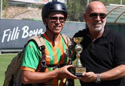 Dünya üçüncüsü sporcu paraşütle tesislere inip, kupayı başkana verdi