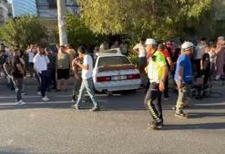 Mersin’de kaldırıma çıkan otomobil ağaca çarptı: 2 yaralı