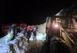 Yaylada 6 aracın üzerine çığ düştü; mahsur kalan 15 kişi kurtarıldı