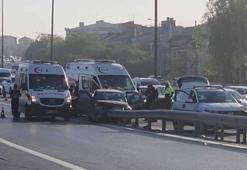 Gaziosmanpaşa'da otomobil bariyerlere çarptı: 4 yaralı