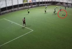 Halı sahada kalp krizi geçiren polisin son anları kameraya yansıdı