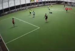 Halı sahada kalp krizi geçiren polisin son anları kameraya yansıdı