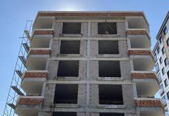 Sıva yaparken altındaki kalas kırıldı, asansör boşluğuna düşüp öldü