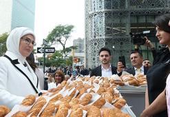 Emine Erdoğan, Türkevi'nin yakınına kurulan simit standını ziyaret etti