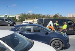 TEM Otoyolu’nda kazada savrulan minibüs, peçete satan engelli kişiye çarptı