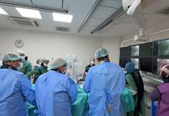 Kalp kapakçığındaki kaçak, köprücük kemiğindeki toplardamardan kalbe ulaşılarak tedavi edildi