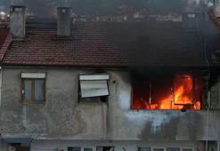 Yanan daireden alt komşusu kurtardı; yangın dronla görüntüledi