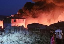 Çanakkale’de hurdalıkta çıkan yangın yakındaki 2 eve de sıçradı