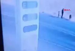 Yola çıkan çocukları yakalamak isterken otomobil çarptı, öldü