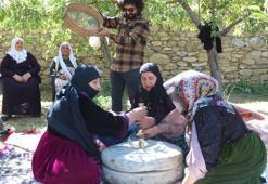 Hakkari'de kadınlar, dedelerinden kalma taş değirmende buğday öğütüyor