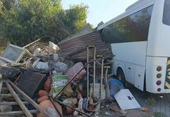 Okul servis midibüsü iş yerine çarptı, sürücü yaralandı