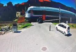 Motosiklet, trene çarptı; kaza kamerada