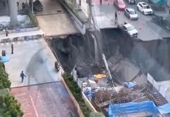 Tayland’da yol çöktü; 50 metrelik çukur oluştu