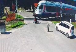 Motosiklet, trene çarptı; kaza kamerada