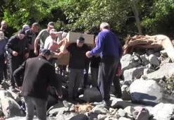 Sel afetinde yol çöktü; cenaze omuzlarda ve elden ele taşındı