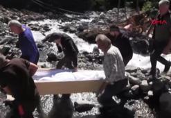 Sel afetinde yol çöktü; cenaze omuzlarda ve elden ele taşındı