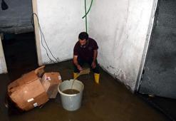 Çöp yığınları kanalları kapatınca mahalleyi su bastı