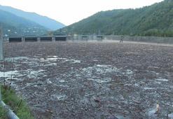 Sel gitti çöpü kaldı; rengi değişen baraj gölü odunlarla doldu